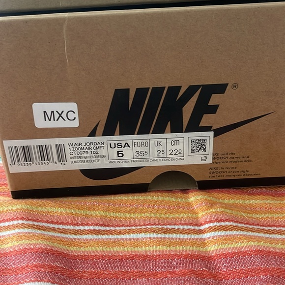 Brand new women air jordans size 5 in box - Picture 4 of 4